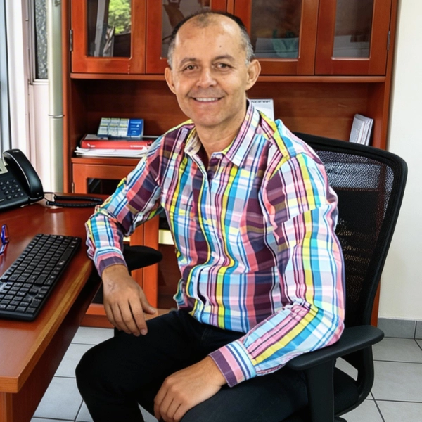 Fotografía de Fernando Betancur López, Director de División de Bibliotecas.